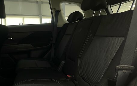Mitsubishi Outlander III рестайлинг 3, 2021 год, 1 930 000 рублей, 20 фотография
