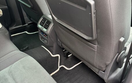 Volkswagen Tiguan II, 2018 год, 3 080 000 рублей, 16 фотография