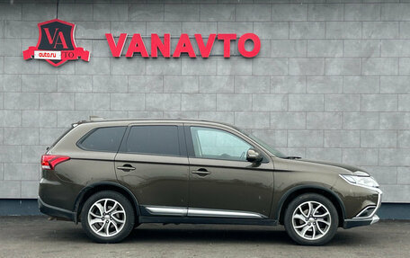 Mitsubishi Outlander III рестайлинг 3, 2018 год, 1 990 000 рублей, 4 фотография