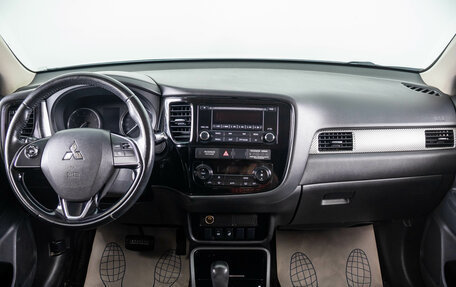 Mitsubishi Outlander III рестайлинг 3, 2017 год, 1 859 000 рублей, 13 фотография