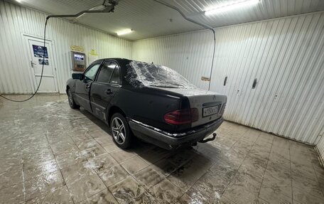 Mercedes-Benz E-Класс, 1997 год, 260 000 рублей, 5 фотография