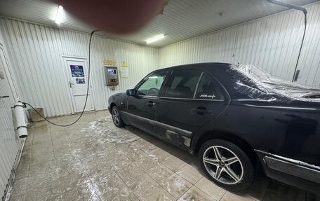 Mercedes-Benz E-Класс, 1997 год, 260 000 рублей, 4 фотография