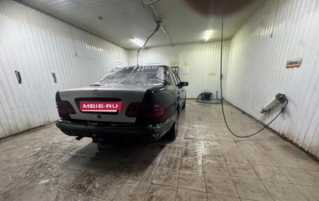 Mercedes-Benz E-Класс, 1997 год, 260 000 рублей, 6 фотография