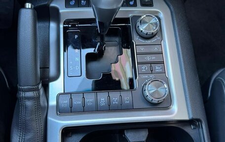 Toyota Land Cruiser 200, 2017 год, 6 899 999 рублей, 30 фотография