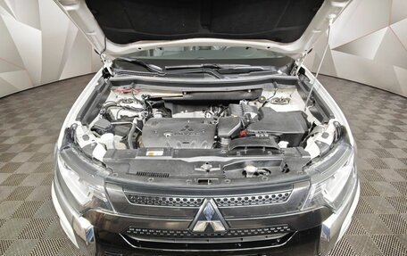 Mitsubishi Outlander III рестайлинг 3, 2022 год, 2 895 000 рублей, 11 фотография