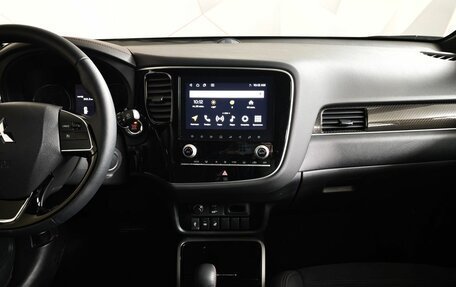 Mitsubishi Outlander III рестайлинг 3, 2022 год, 2 895 000 рублей, 15 фотография