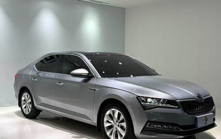 Skoda Superb III рестайлинг, 2021 год, 1 800 000 рублей, 1 фотография