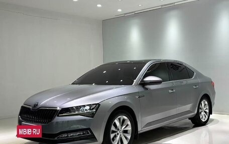 Skoda Superb III рестайлинг, 2021 год, 1 800 000 рублей, 3 фотография