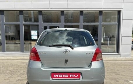 Toyota Yaris III рестайлинг, 2006 год, 470 000 рублей, 25 фотография