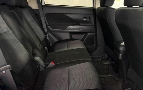 Mitsubishi Outlander III рестайлинг 3, 2016 год, 2 000 000 рублей, 13 фотография