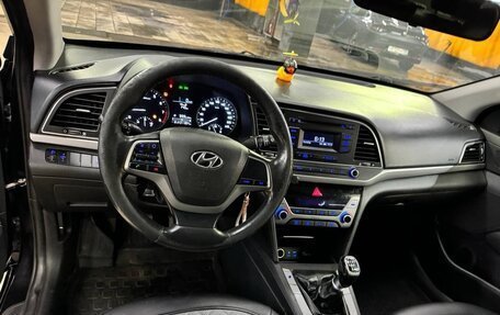Hyundai Elantra VI рестайлинг, 2017 год, 900 000 рублей, 10 фотография