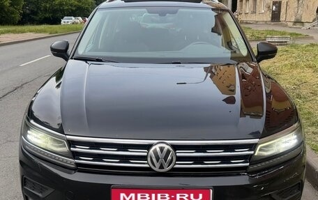 Volkswagen Tiguan II, 2018 год, 1 990 000 рублей, 1 фотография