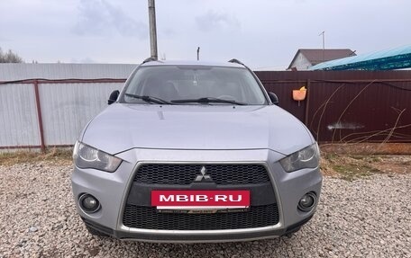Mitsubishi Outlander III рестайлинг 3, 2011 год, 905 000 рублей, 2 фотография