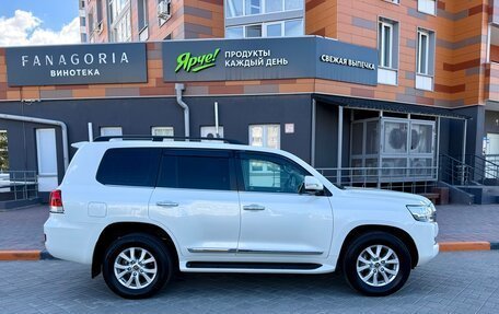 Toyota Land Cruiser 200, 2017 год, 7 570 000 рублей, 20 фотография