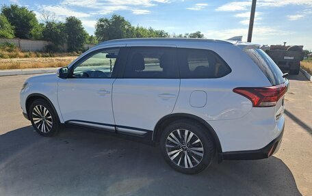 Mitsubishi Outlander III рестайлинг 3, 2019 год, 2 100 000 рублей, 4 фотография
