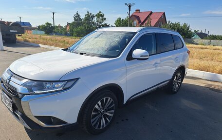 Mitsubishi Outlander III рестайлинг 3, 2019 год, 2 100 000 рублей, 3 фотография