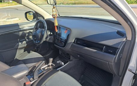 Mitsubishi Outlander III рестайлинг 3, 2019 год, 2 100 000 рублей, 8 фотография