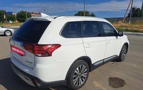 Mitsubishi Outlander III рестайлинг 3, 2019 год, 2 100 000 рублей, 6 фотография