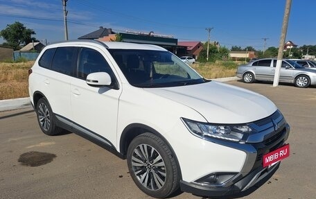 Mitsubishi Outlander III рестайлинг 3, 2019 год, 2 100 000 рублей, 2 фотография