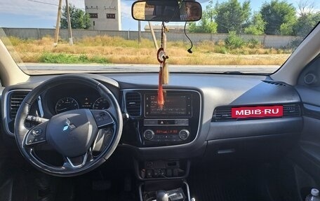 Mitsubishi Outlander III рестайлинг 3, 2019 год, 2 100 000 рублей, 9 фотография