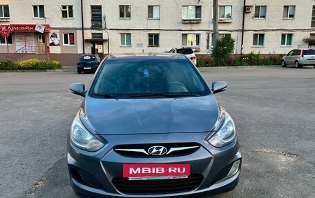 Hyundai Solaris II рестайлинг, 2011 год, 420 000 рублей, 3 фотография
