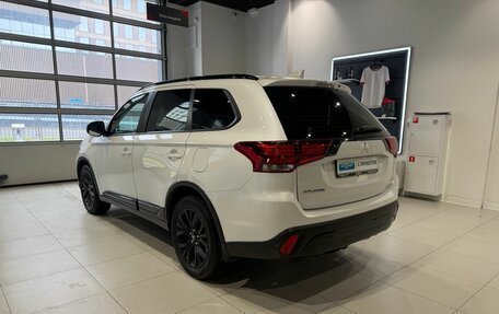 Mitsubishi Outlander III рестайлинг 3, 2021 год, 2 410 000 рублей, 6 фотография