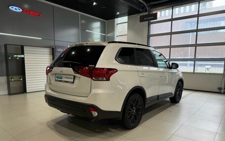 Mitsubishi Outlander III рестайлинг 3, 2021 год, 2 410 000 рублей, 4 фотография