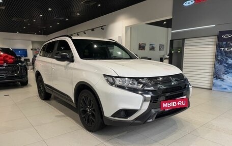 Mitsubishi Outlander III рестайлинг 3, 2021 год, 2 410 000 рублей, 3 фотография