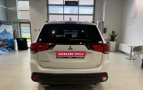 Mitsubishi Outlander III рестайлинг 3, 2021 год, 2 410 000 рублей, 5 фотография