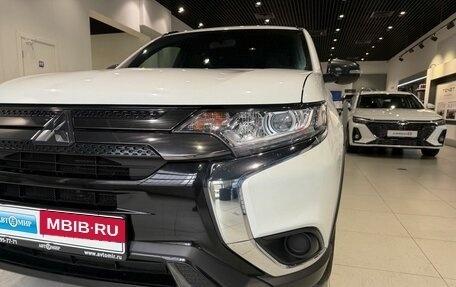 Mitsubishi Outlander III рестайлинг 3, 2021 год, 2 410 000 рублей, 7 фотография