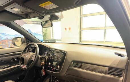 Mitsubishi Outlander III рестайлинг 3, 2021 год, 2 410 000 рублей, 10 фотография