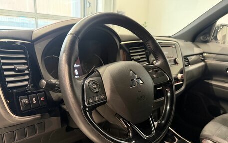 Mitsubishi Outlander III рестайлинг 3, 2021 год, 2 410 000 рублей, 13 фотография