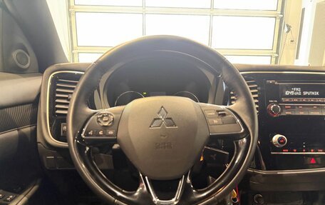 Mitsubishi Outlander III рестайлинг 3, 2021 год, 2 410 000 рублей, 14 фотография