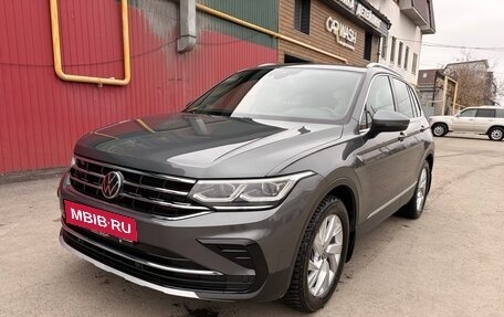 Volkswagen Tiguan II, 2021 год, 3 850 000 рублей, 2 фотография