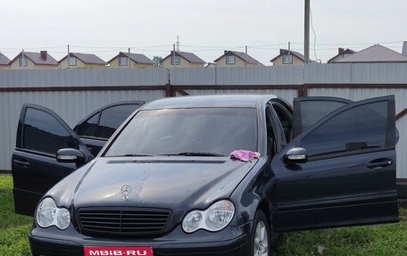 Mercedes-Benz C-Класс, 2004 год, 300 000 рублей, 1 фотография