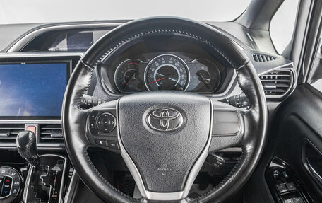 Toyota Voxy III, 2018 год, 2 799 000 рублей, 14 фотография