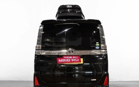 Toyota Voxy III, 2018 год, 2 799 000 рублей, 6 фотография