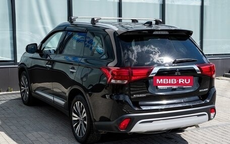 Mitsubishi Outlander III рестайлинг 3, 2018 год, 2 599 000 рублей, 3 фотография