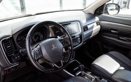 Mitsubishi Outlander III рестайлинг 3, 2018 год, 2 599 000 рублей, 16 фотография