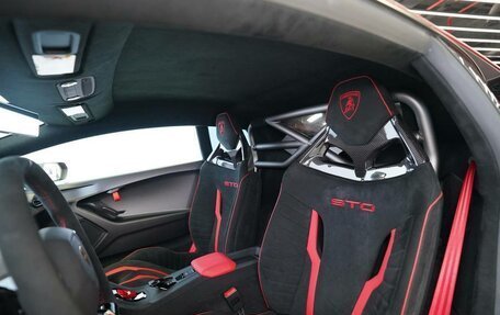 Lamborghini Huracán, 2023 год, 37 000 000 рублей, 14 фотография