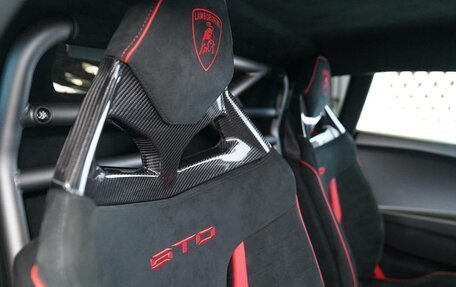 Lamborghini Huracán, 2023 год, 37 000 000 рублей, 13 фотография