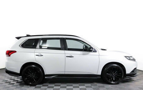 Mitsubishi Outlander III рестайлинг 3, 2022 год, 3 190 000 рублей, 4 фотография