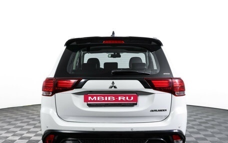Mitsubishi Outlander III рестайлинг 3, 2022 год, 3 190 000 рублей, 7 фотография