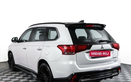 Mitsubishi Outlander III рестайлинг 3, 2022 год, 3 190 000 рублей, 8 фотография