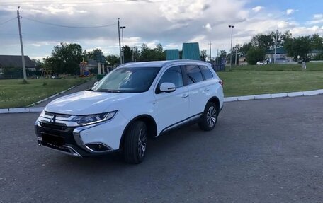 Mitsubishi Outlander III рестайлинг 3, 2020 год, 2 650 000 рублей, 2 фотография