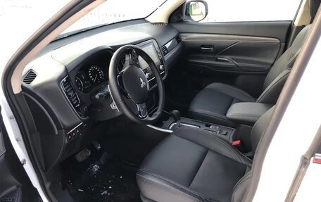 Mitsubishi Outlander III рестайлинг 3, 2020 год, 2 650 000 рублей, 8 фотография
