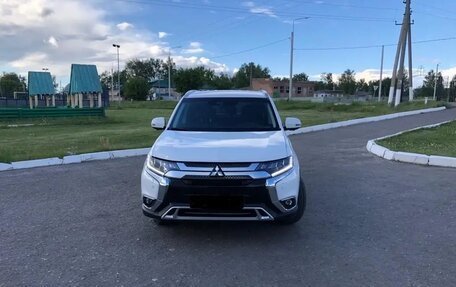 Mitsubishi Outlander III рестайлинг 3, 2020 год, 2 650 000 рублей, 5 фотография
