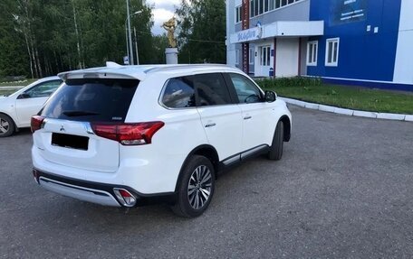 Mitsubishi Outlander III рестайлинг 3, 2020 год, 2 650 000 рублей, 6 фотография