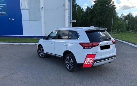 Mitsubishi Outlander III рестайлинг 3, 2020 год, 2 650 000 рублей, 3 фотография