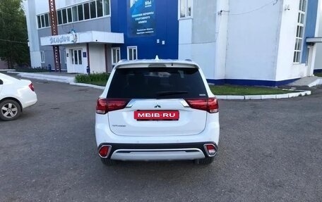 Mitsubishi Outlander III рестайлинг 3, 2020 год, 2 650 000 рублей, 4 фотография